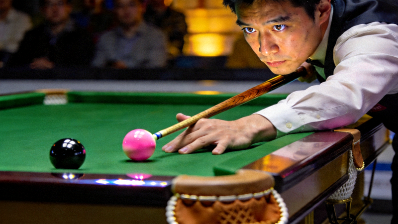 世界斯诺克锦标赛决赛现场 - 选手专注击球特写
